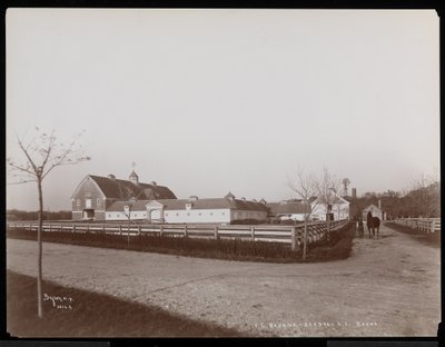 Die Scheunen auf dem Anwesen von F.G. Bourne in Oakdale, Long Island, New York, 1900 von Byron Company